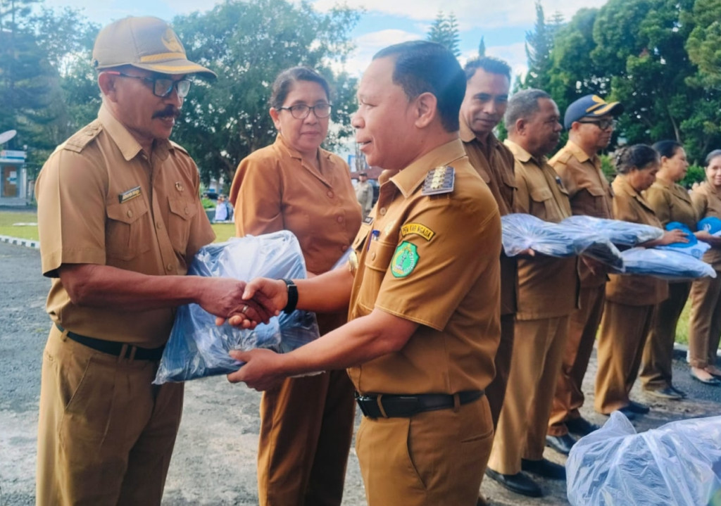 Bukan Sekadar Seragam, Ini Investasi Masa Depan! Ray Bena Serahkan Bantuan untuk 4.500 Siswa, Lepas Kontingen Jambore Mengemban Nama Baik Ngada