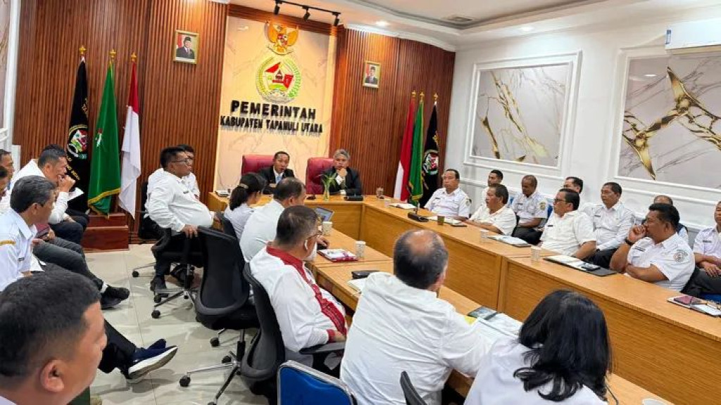 Bupati dan Wakil Bupati Taput Pimpin Rapat Evaluasi Kinerja Perangkat Daerah