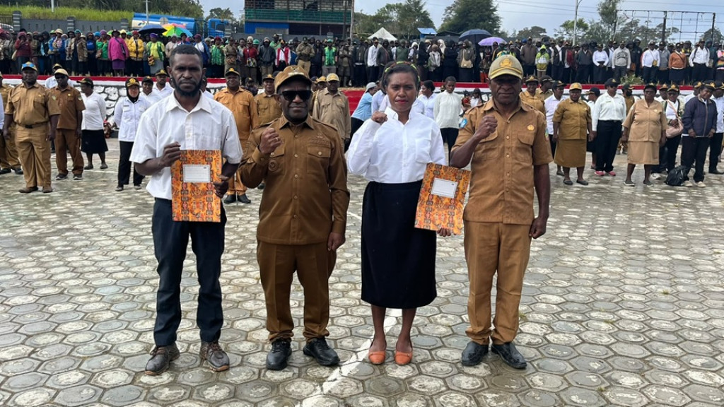 Bupati Deiyai Serahkan SK 53 Guru Kontrak, Kadinsos Yulita Mote Apresiasi