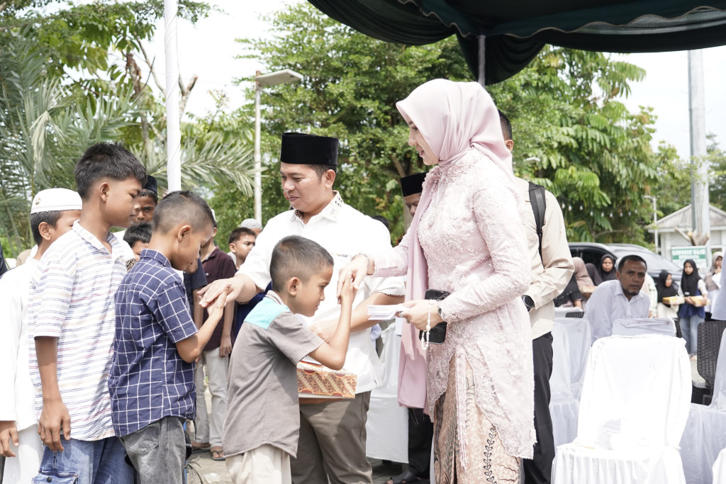 Bupati PMA Bersama Ketua TP-PKK Kabupaten Palas Santuni Anak Yatim Piatu di Masjid Agung Al Munawwarah Sibuhuan
