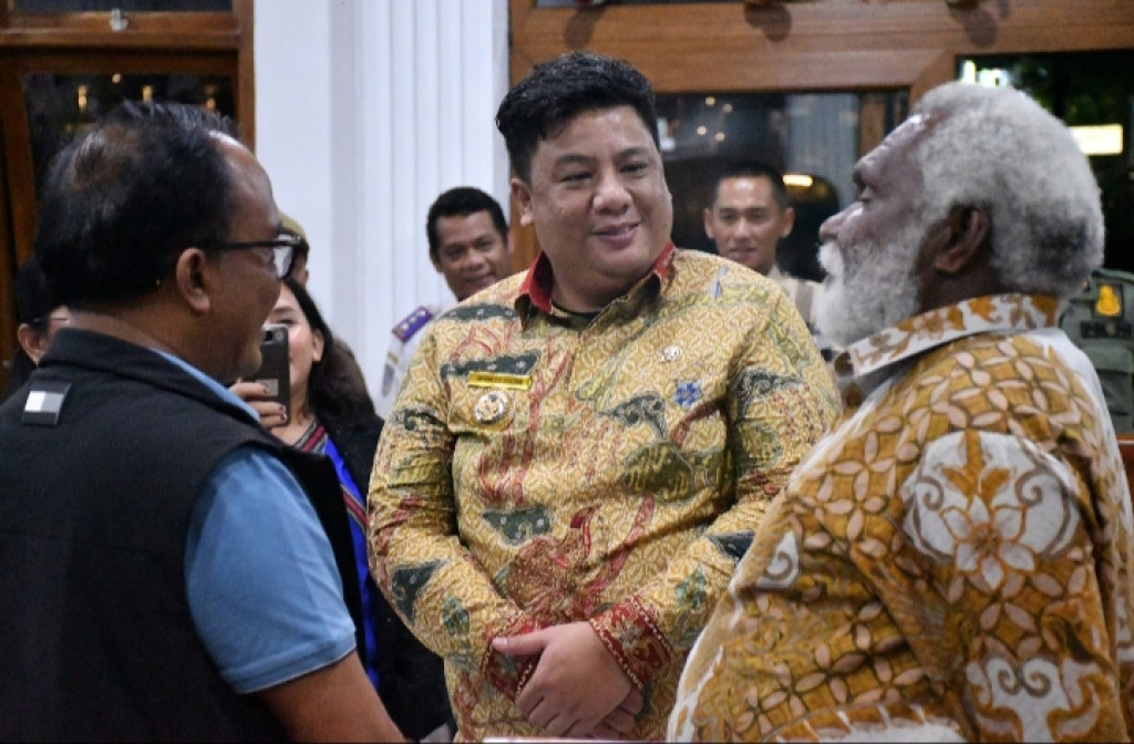 Bupati Samosir Ulosi Wakil Gubernur Papua Selatan dan Bahas Akan Berbagai Peluang Kerja Sama