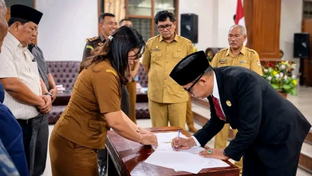 Bupati Taput Sampaikan Sambutan Pendapat Ahir Fraksi Fraksi DPRD Terhadap Ranperda Tentang Pelaksanaan APBD