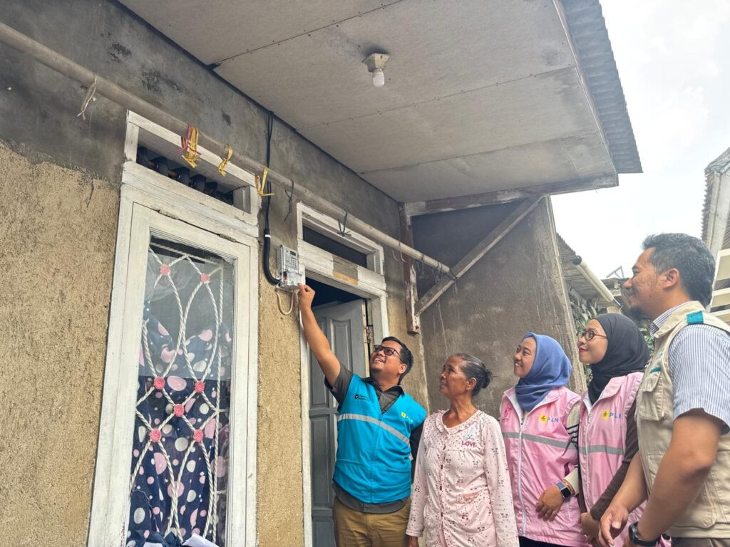 Cahaya Muharram, PLN UP3 Cikarang Sambung Listrik Gratis untuk Warga Lewat Light Up The Dream
