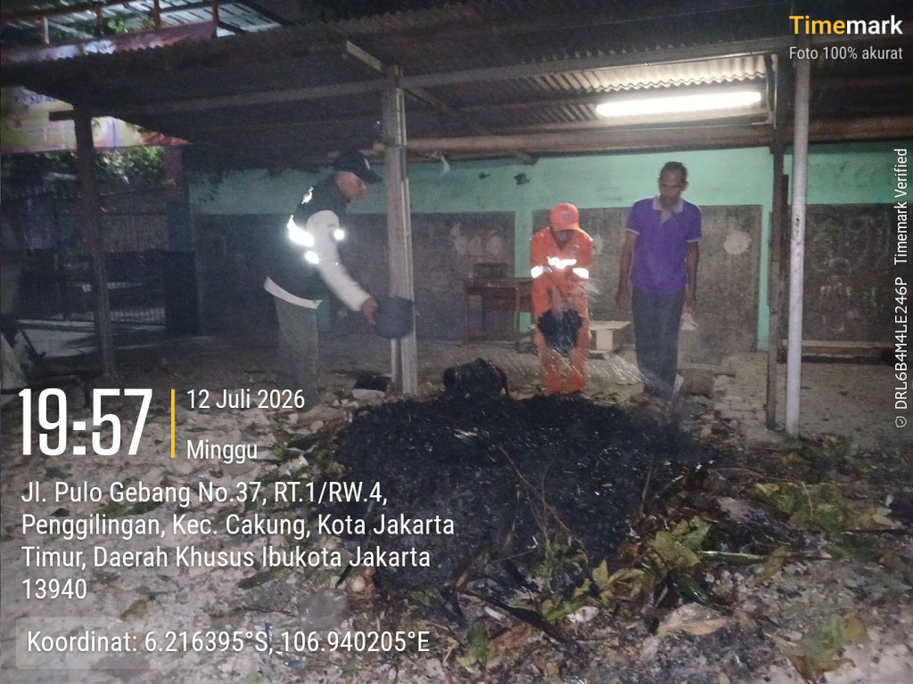 Camat Cakung Kerahkan Petugas Padamkan Pembakaran Sampah Ilegal di RT. 10 RW. 04 Penggilingan