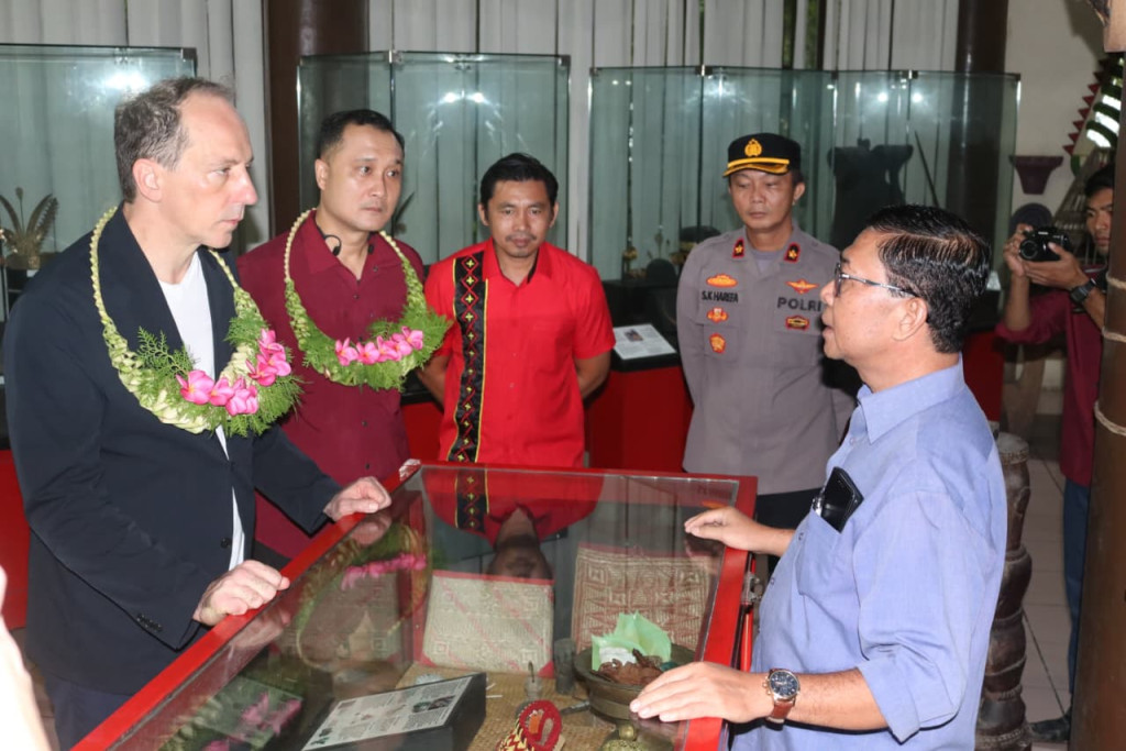 Di Museum Pusaka, Dubes Prancis 'Terpesona' Melihat Warisan Budaya Nias