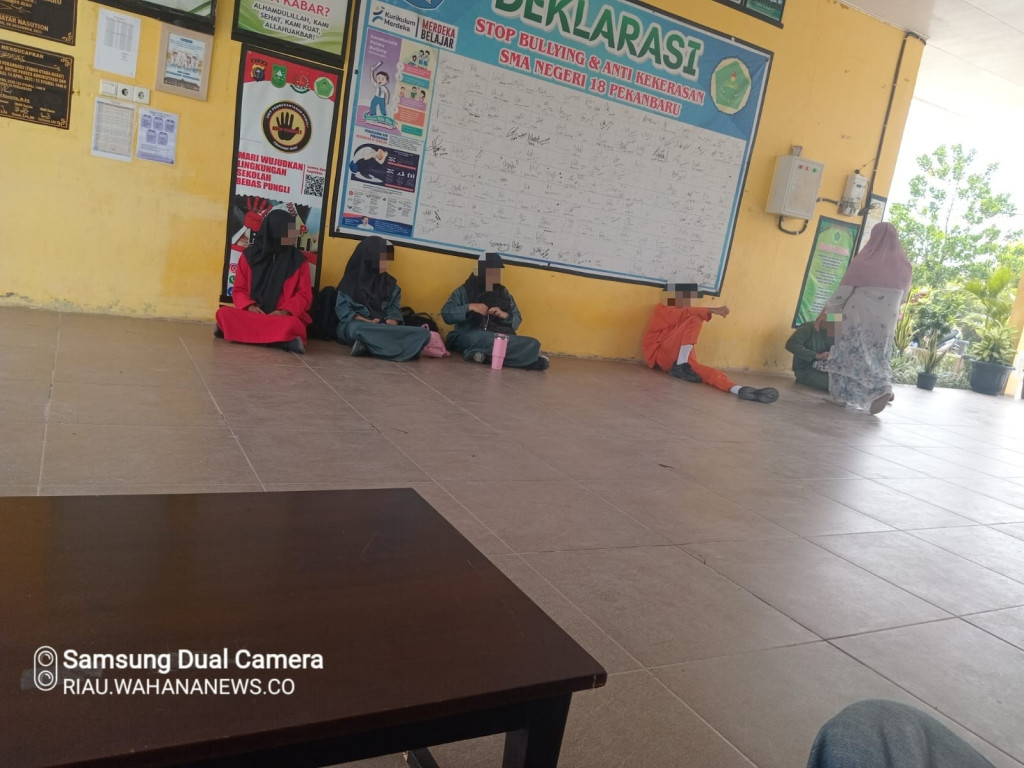 Disiplin atau Mempermalukan? Sanksi Siswa Terlambat di SMA Negeri 18 Pekanbaru Jadi Sorotan