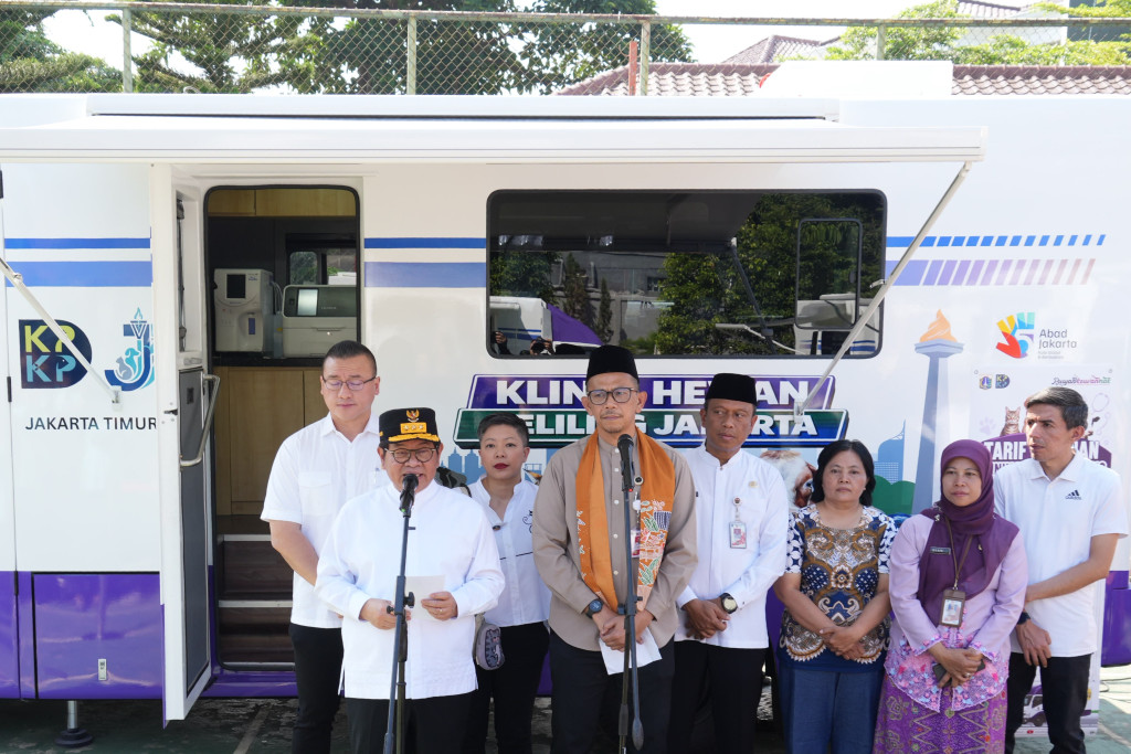 DKI Targetkan Sterilisasi 23 Ribu Hewan, Gubernur Tinjau Mobil Klinik Hewan Keliling di Kramat Jati