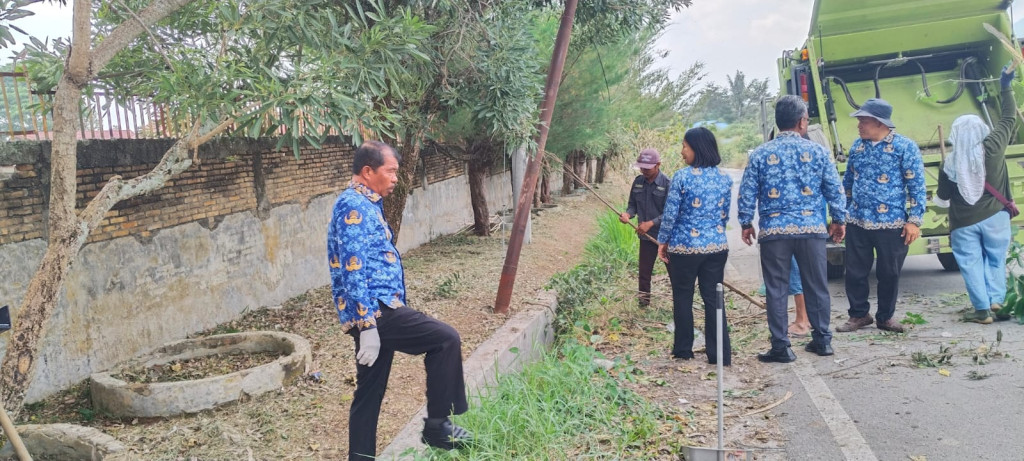 Drainase Sumbat Hingga Air Meluber ke Jalan, Pemkab Toba Lakukan Pembersihan