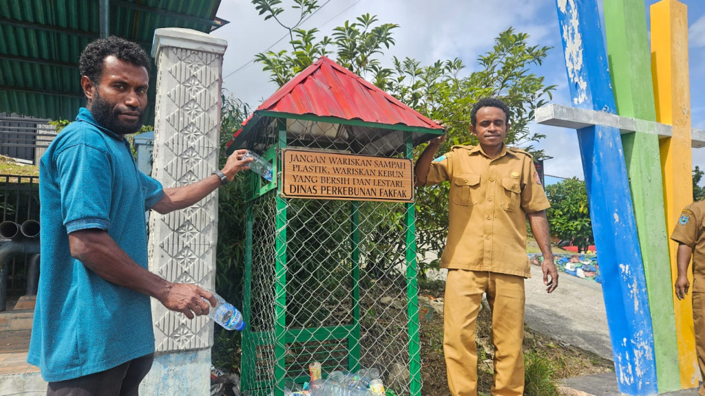 Dukung Fakfak Membara, Dinas Perkebunan Pasang Keranjang Sampah di Halte, Ajak Warga Jaga Kebun Bersih