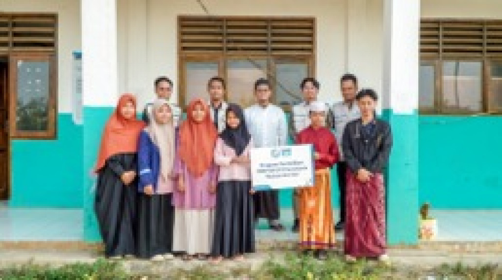 Dukung Semangat Menuntut Ilmu, YBM PLN Bantu Biaya Sekolah dan Kitab untuk Santri Dhuafa