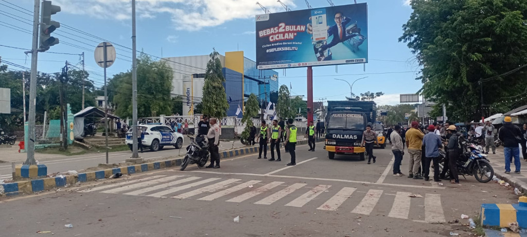 Gubernur Elisa Kambu Temui Pendemo, Blokade Jalan Remu Dibuka