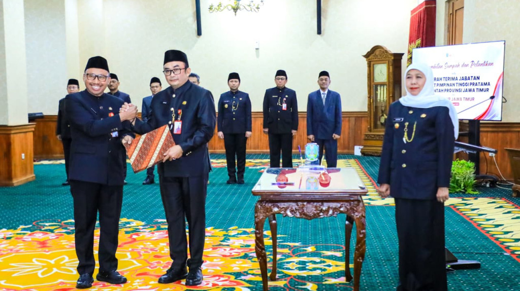Gubernur Khofifah Lantik Enam Pejabat Pimpinan Tinggi Pratama Pemprov Jatim