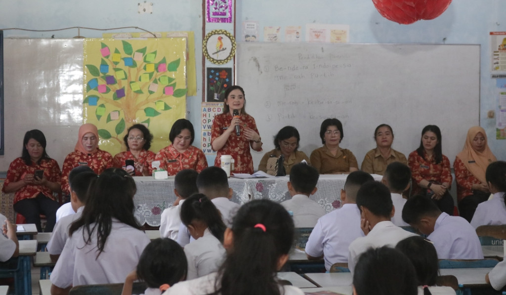 Ingin Generasi Berkarakter di Era Digital, DWP Kota Gunungsitoli Beri Edukasi Bijak Bermedsos ke Pelajar