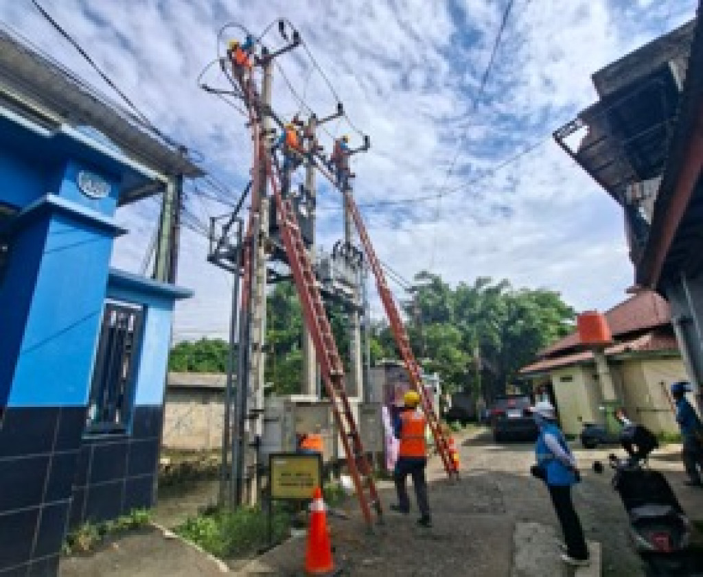 Jaga Pasokan Listrik Tetap Andal, PLN Rutin Lakukan Pemeliharaan Gardu Distribusi di Depok