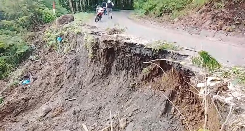 Jalan Were–Mataloko di Ambang Putus! Longsor Kian Menganga, Tiga Desa Terancam Terisolasi