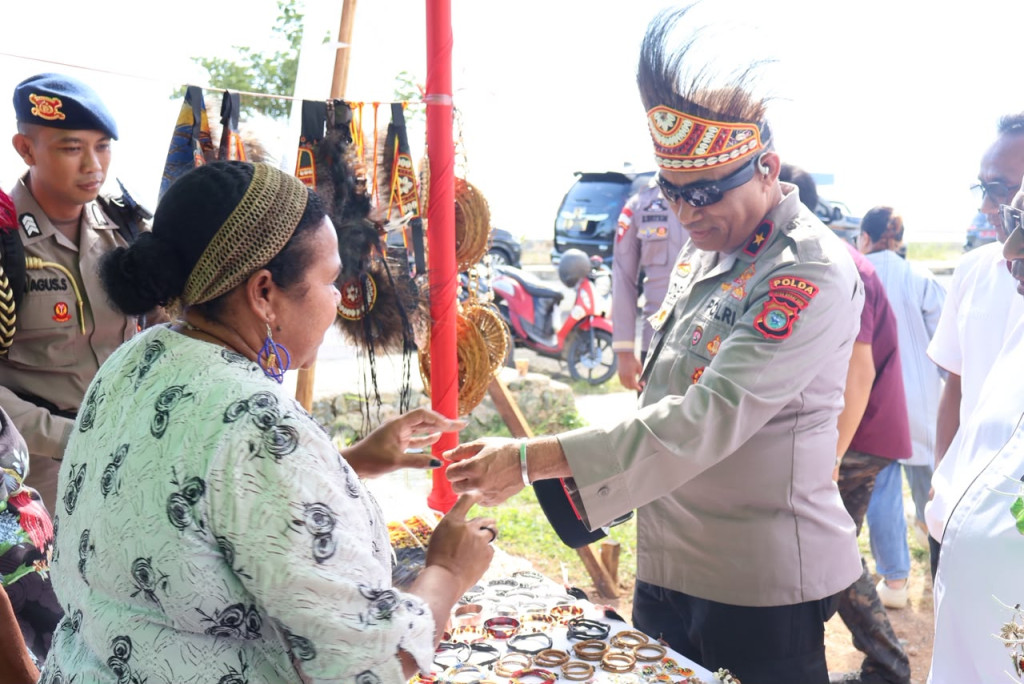 Kapolda Papua Barat Daya Hadiri Pembukaan Festival Rakyat 2026 di Pantai Reklamasi Sorong