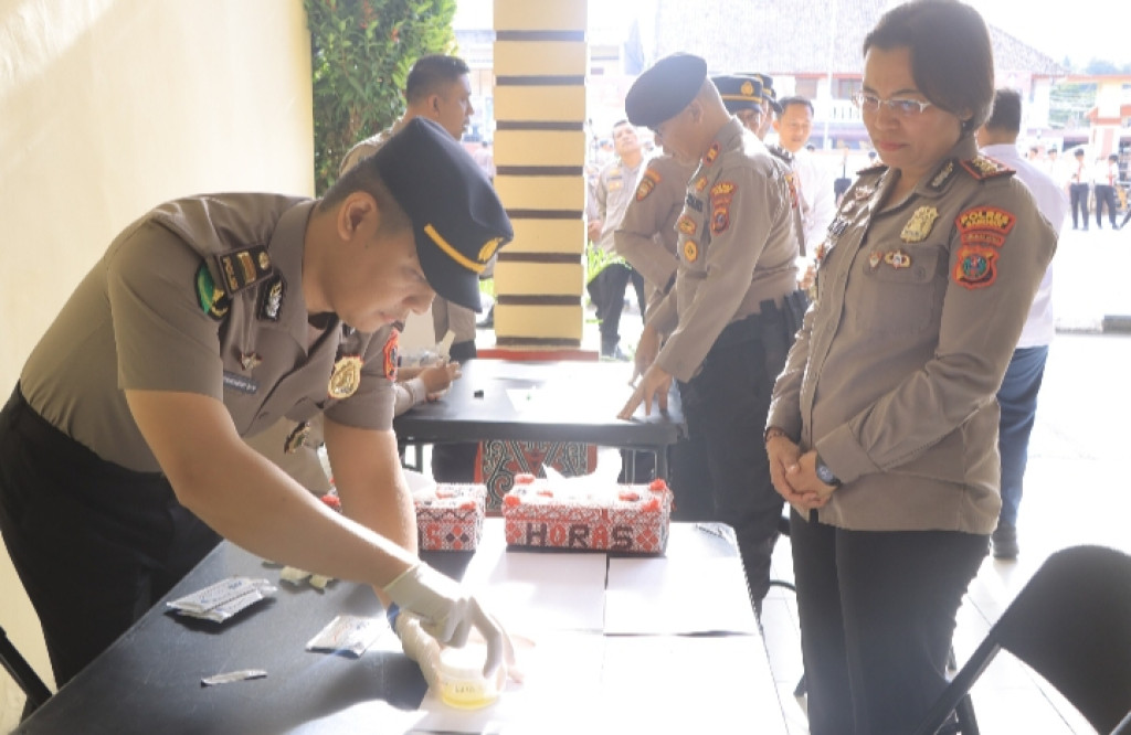 Kapolres Samosir Laksanakan Tes Urine Pada Seluruh Personil Polres Samosir Dalam Rangka Dukung Polri Jauh Dari  Narkoba