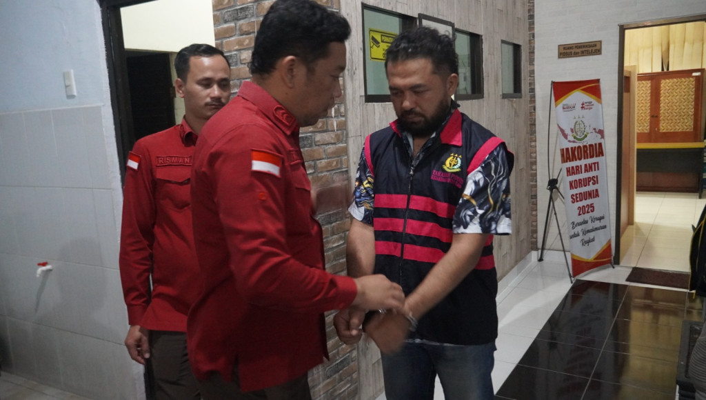 Kejari Karo Tahan Tersangka Dugaan Tindak Pidana Kasus Korupsi Penebangan Kayu Siosar.