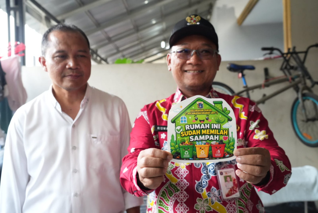 Kelurahan Dukuh Beri Stiker "Rumah Senyum" kepada Warga yang Konsisten Pilah Sampah