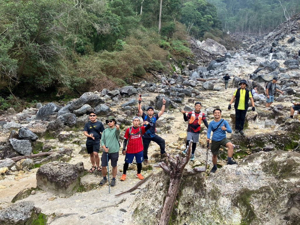 Komunitas Pecinta Alam PLN dan YBM PLN UP3 Bogor Gelar Trekking Edukatif dan Aksi Sosial di Gunung Salak