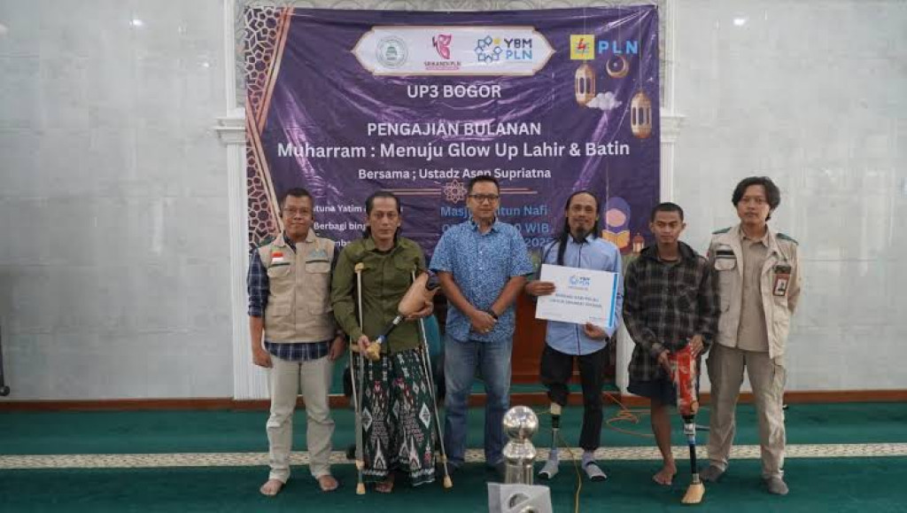 Komunitas Pecinta Alam PLN dan YBM PLN UP3 Bogor Gelar Trekking Edukatif Sekaligus Bakti Sosial di Gunung Salak
