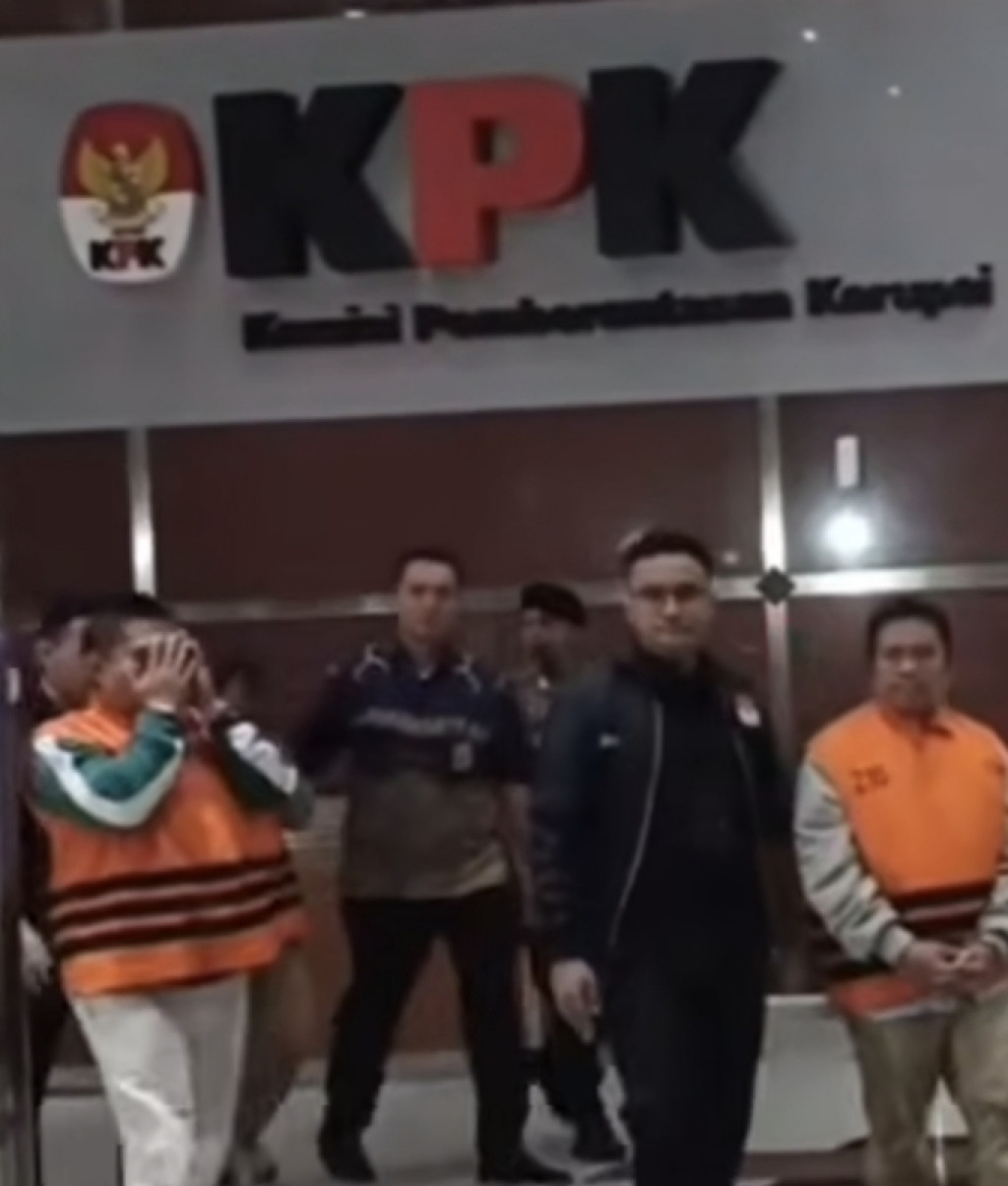 KPK Tetapkan Bupati Lombok Barat Lalu Ahmad Zaini Tersangka, Digiring Pakai Rompi Oranye