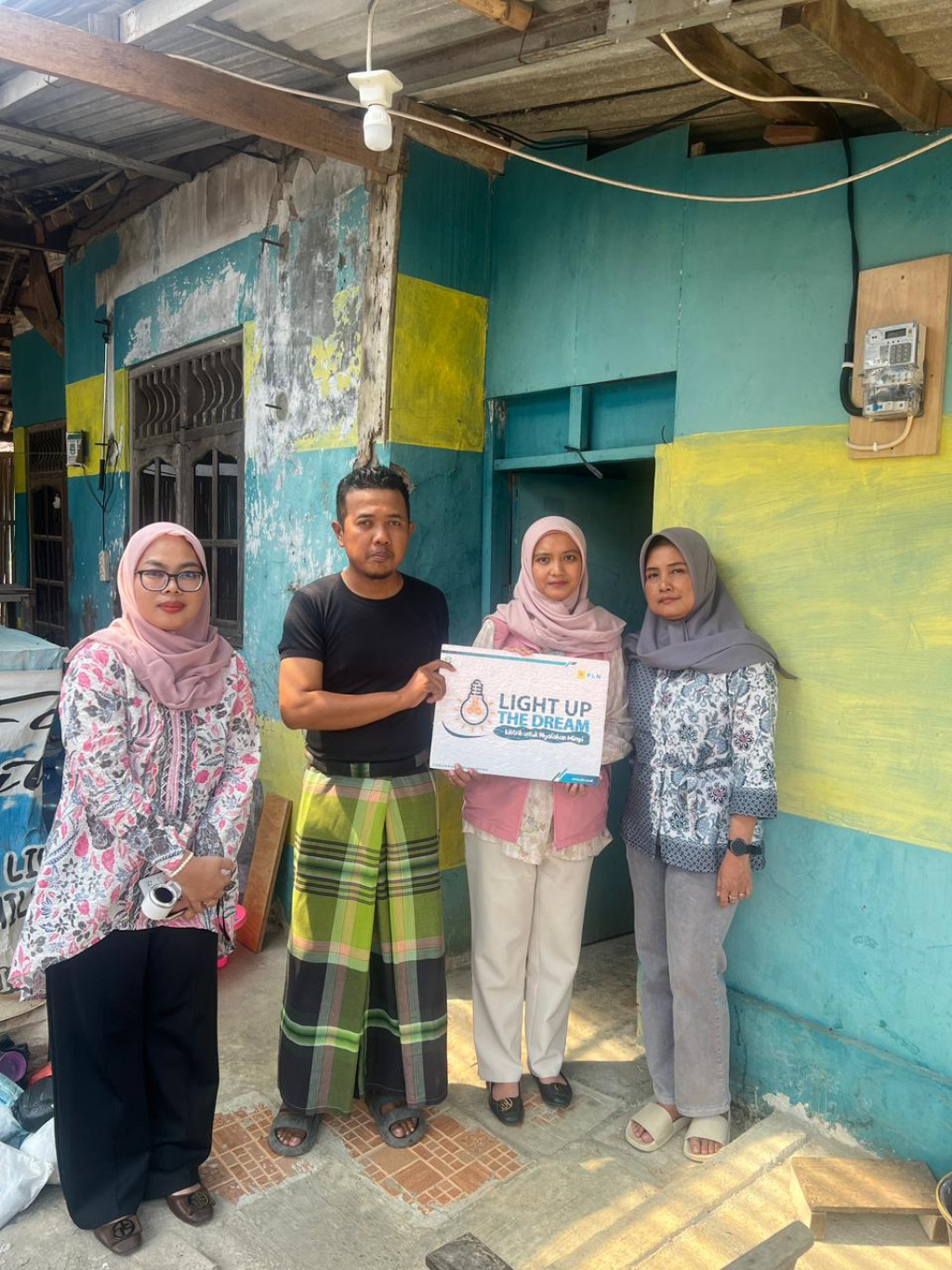 Light Up The Dream, PLN UP3 Karawang Hadirkan Sambungan Listrik Gratis untuk Warga Kosambi