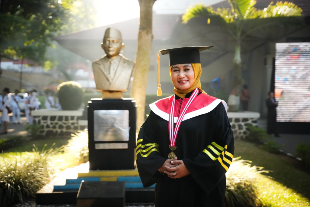 Mendagri Wisuda 1.404 Mahasiswa IPDN, Wali Kota Jakbar Raih Gelar Doktor Lulusan Terbaik