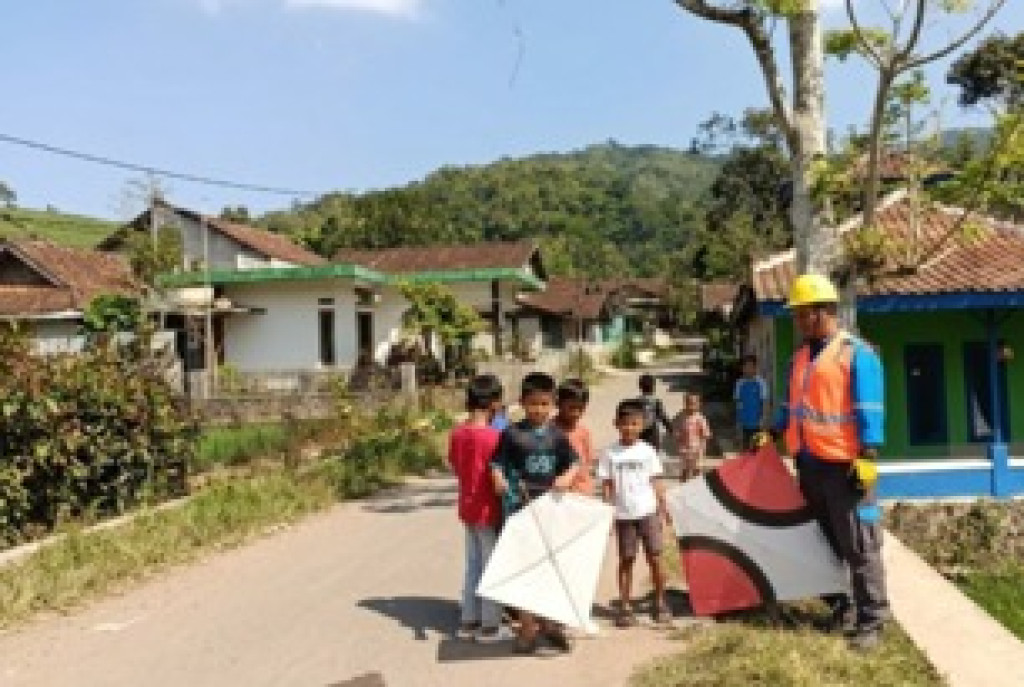 Musim Kemarau Tiba, PLN Garut Imbau Warga Tak Bermain Layang-Layang Dekat Jaringan Listrik