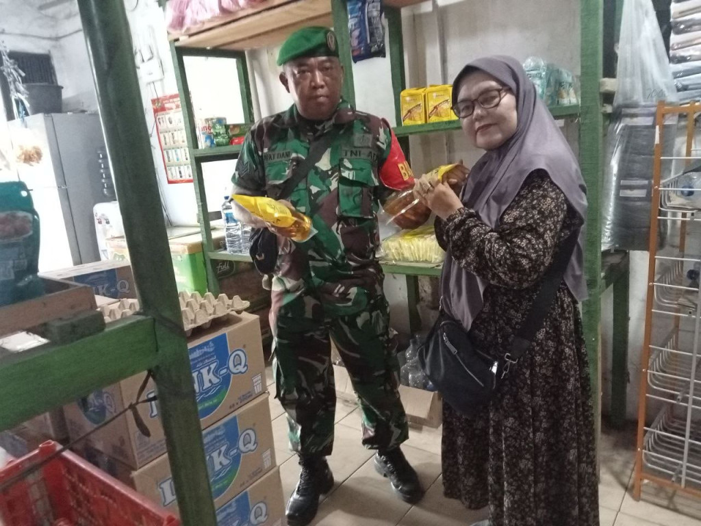 Pastikan Harga Kebutuhan Pokok Tetap Stabil, Babinsa Koramil 01/BK Pantau Harga Sembako di Wilayah Binaan
