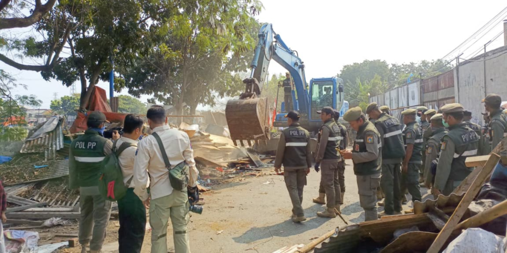 Pemkot Jakarta Barat Bongkar 15 Bangunan Liar dan Portal Penutup Akses Jalan Kali Baru Timur