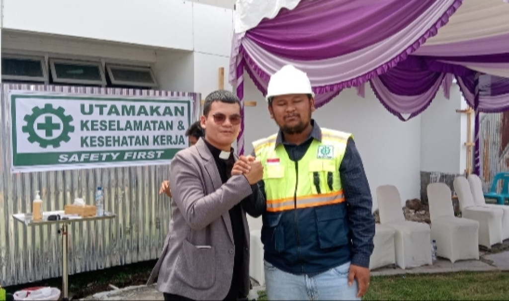 Pendeta B.Malau Doa Kan dan Beri Berkat Pada Kontraktor Muda Valentino Gurning Agar Pekerjaan Pembangunan Gedung Cath Lab Berjalan Sukses