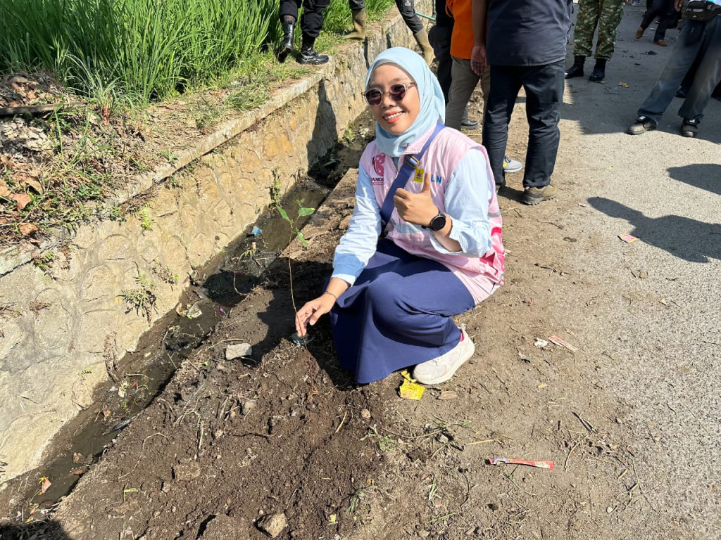 Peringati Hari Lingkungan Hidup Sedunia, Srikandi PLN UP3 Garut Tanam Pohon Bersama Komunitas