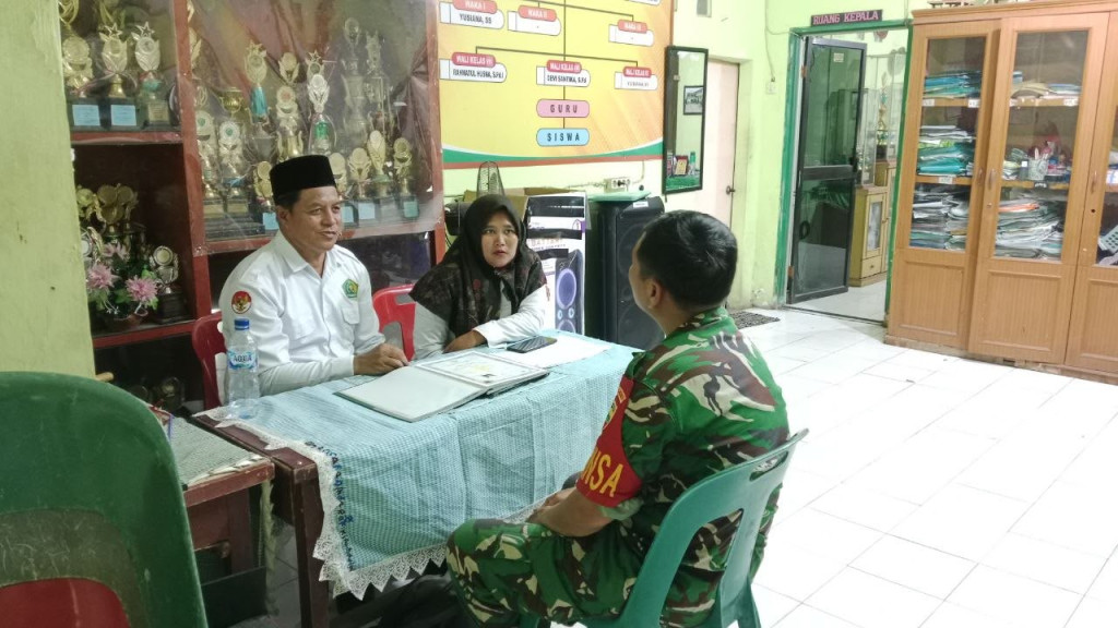 Perkuat Sinergi TNI dan Dunia Pendidikan, Babinsa Koramil 01/BK Gelar Komsos di MTs Alwashliyah-47 Binjai