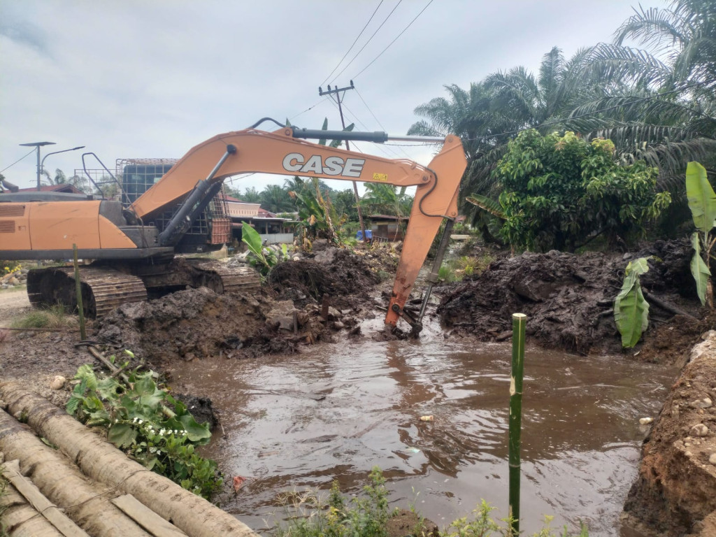 Perlancar Mobilitas Antar Dusun, Pemdes Pulo Pakkat 2 Bangun Jembatan Gelagar Besi