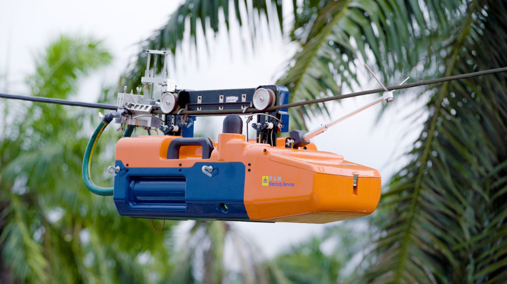 PLN Electricity Services Hadirkan Inovasi Live Line Insulation Coating Robot