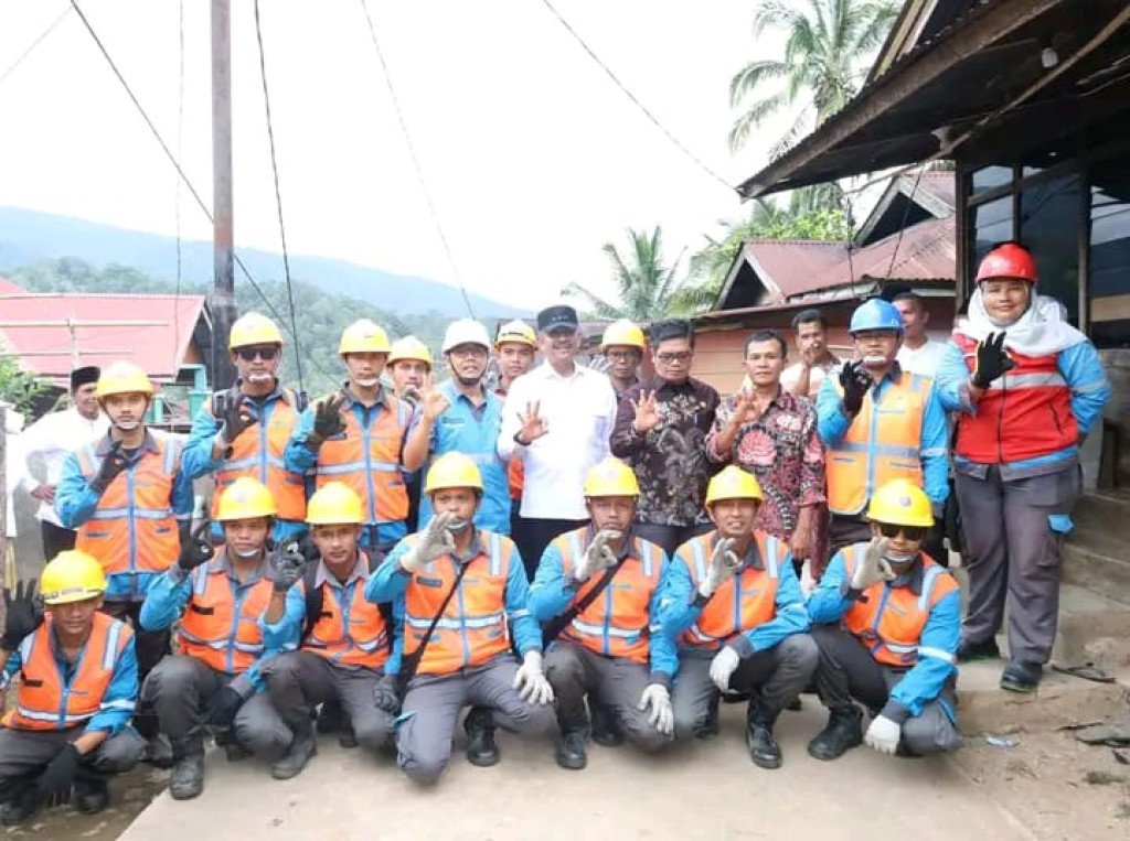 PLN Masuk Desa Patialo, Bupati Madina Ungkap Target untuk Desa  Lain