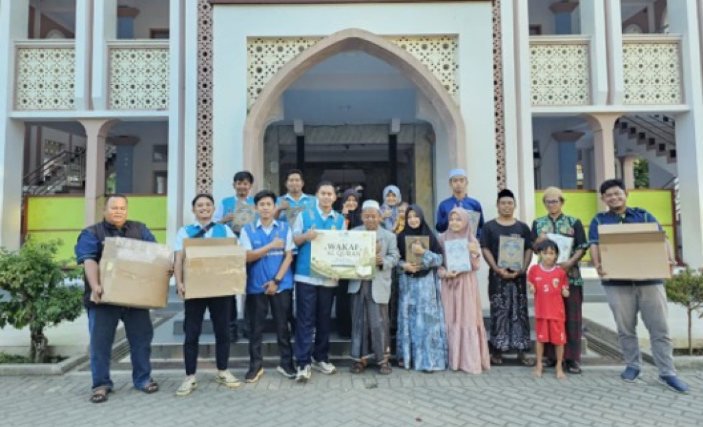 PLN Salurkan 50 Mushaf Al-Qur'an, Dukung Semangat Belajar Santri di Pangandaran