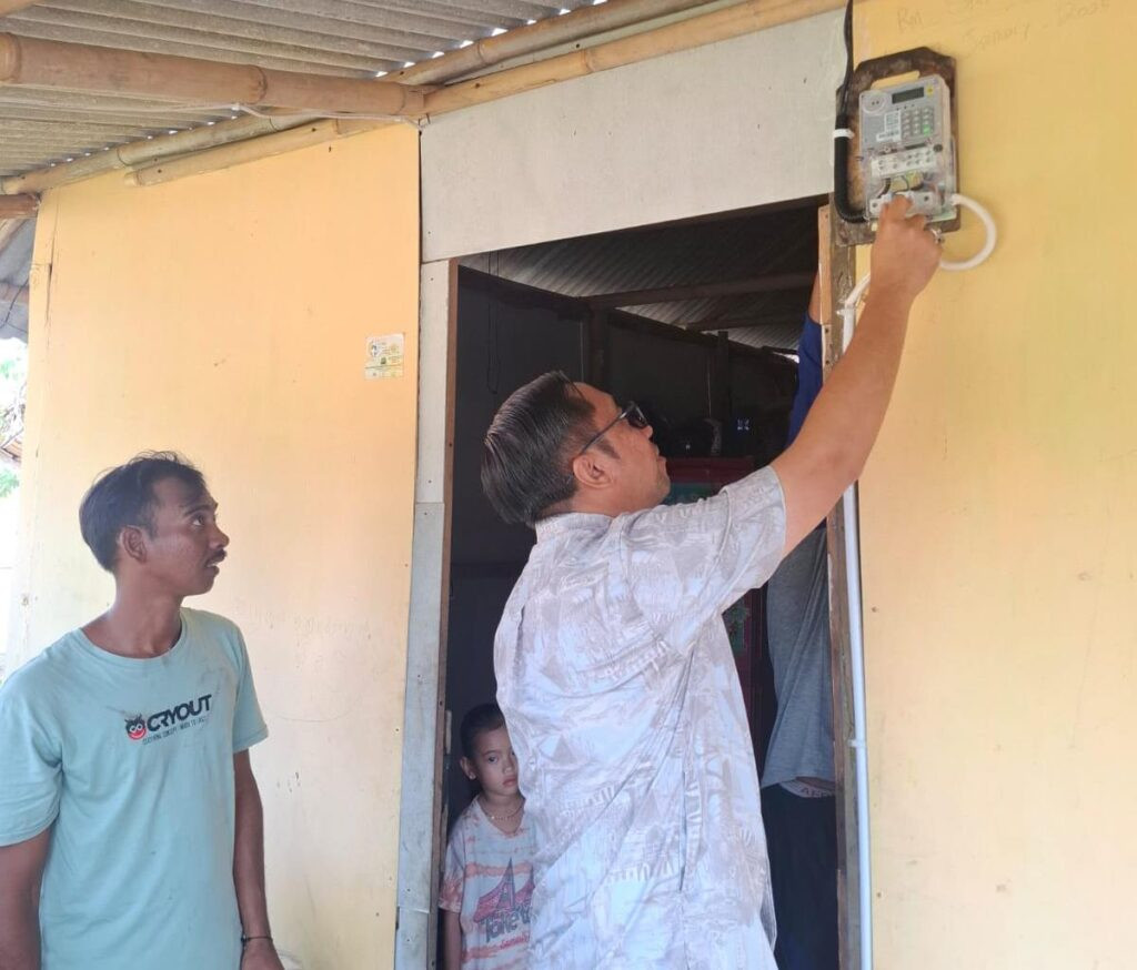 PLN ULP Indramayu Kota Hadirkan Terang Lewat Light Up The Dream untuk Keluarga Pak Radi di Desa Totoran