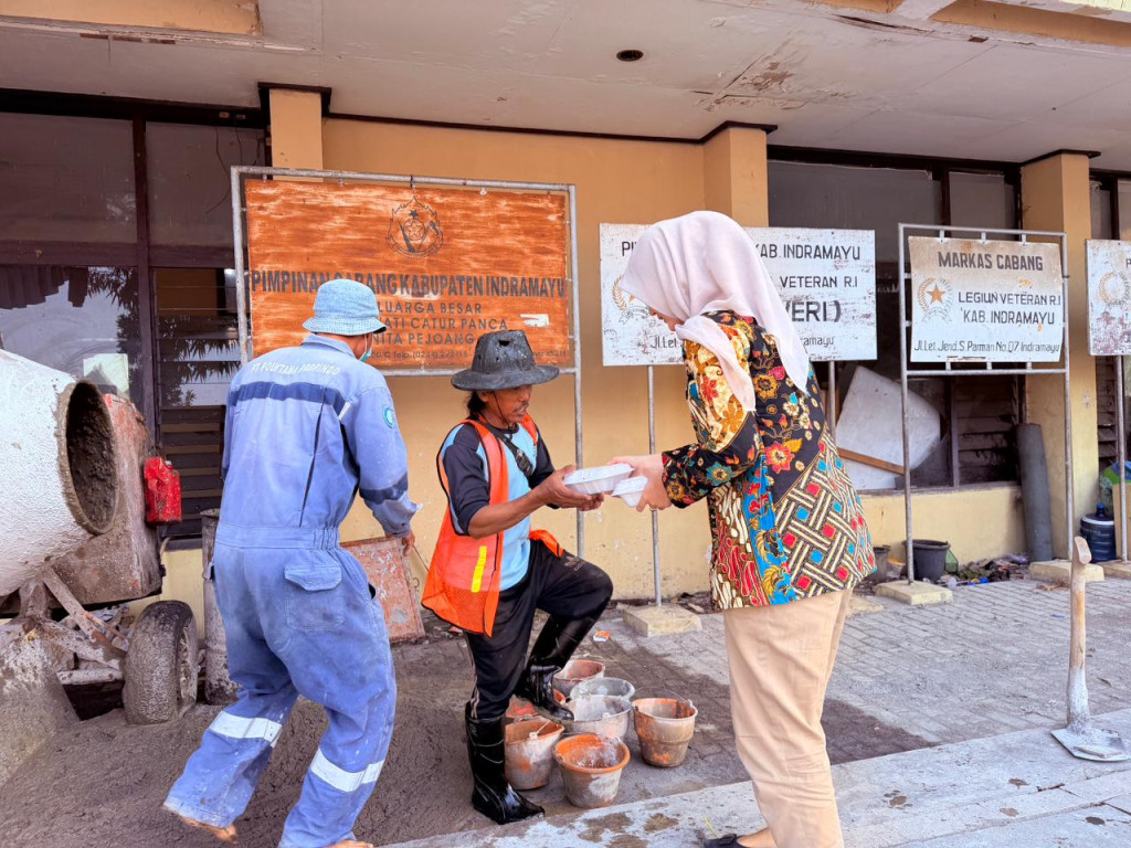 PLN UP3 Indramayu Gencarkan “Jumat Berbagi”, Gandeng UMKM untuk Bantu Warga Sekitar Alun-Alun