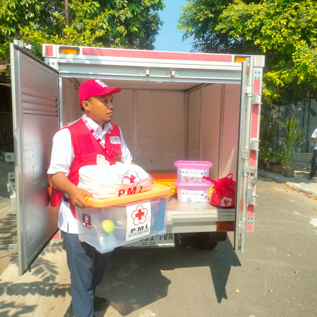 PMI Jakarta Timur Salurkan Bantuan bagi Korban Kebakaran di Kayu Putih
