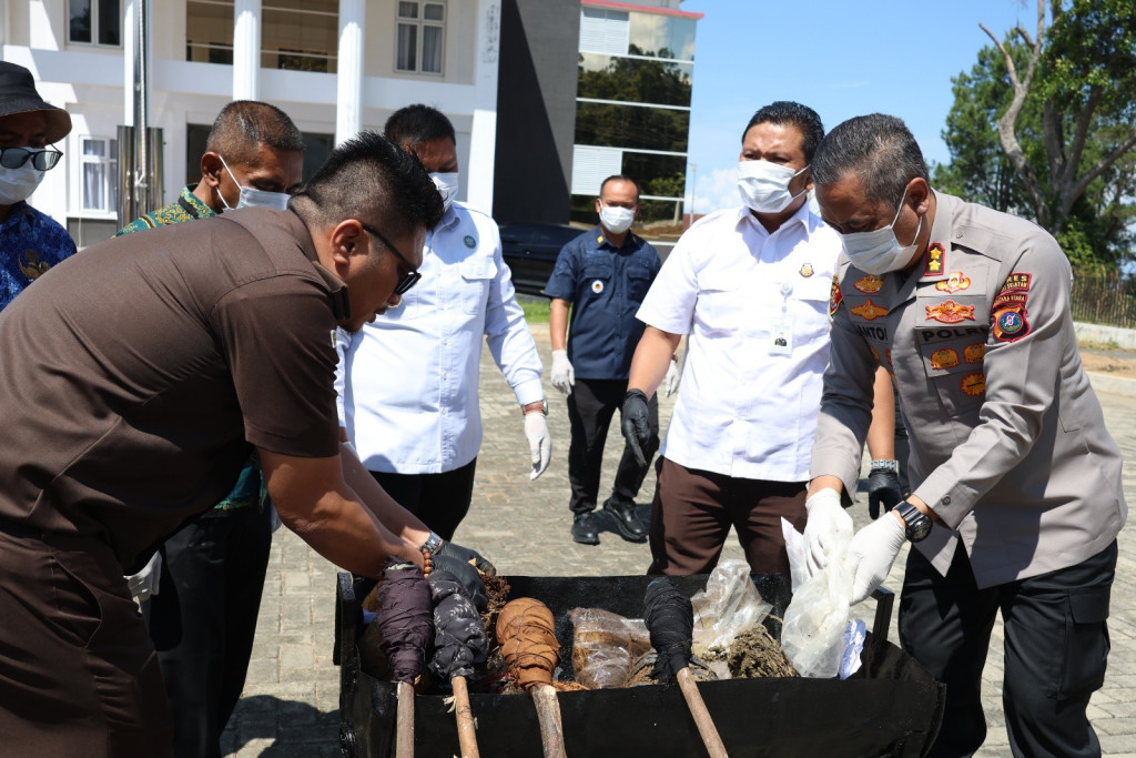 Polres Tapsel Hadiri Pemusnahan Barang Bukti 39 Perkara Inkracht di Kejari