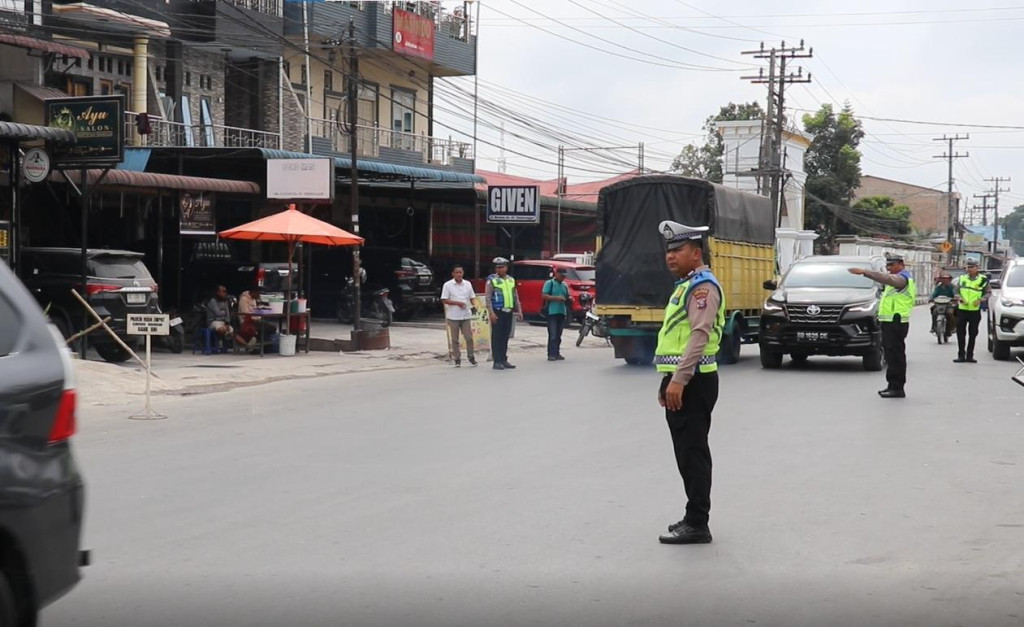 Polres Turun Tangan Atur Lalu Lintas di SPBU Humbahas.