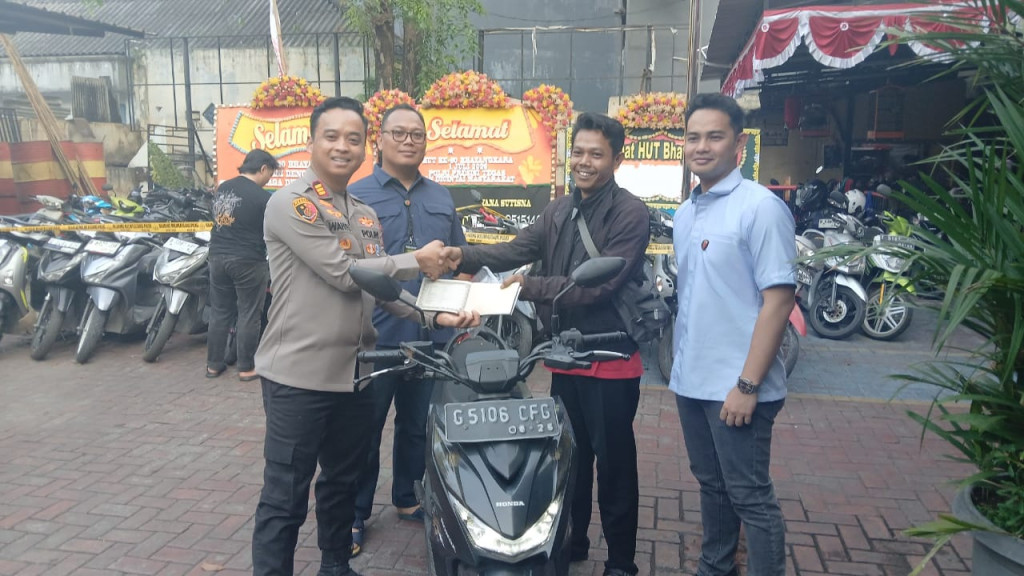 Polsek Tambora Kembalikan Motor Hasil Penyelundupan Kepada Korbannya