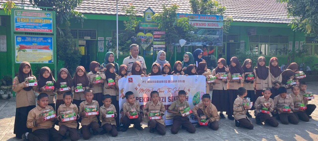 PT MME Salurkan Paket Gizi kepada 1.500 Siswa di Tiga Desa Ring Satu Tambang