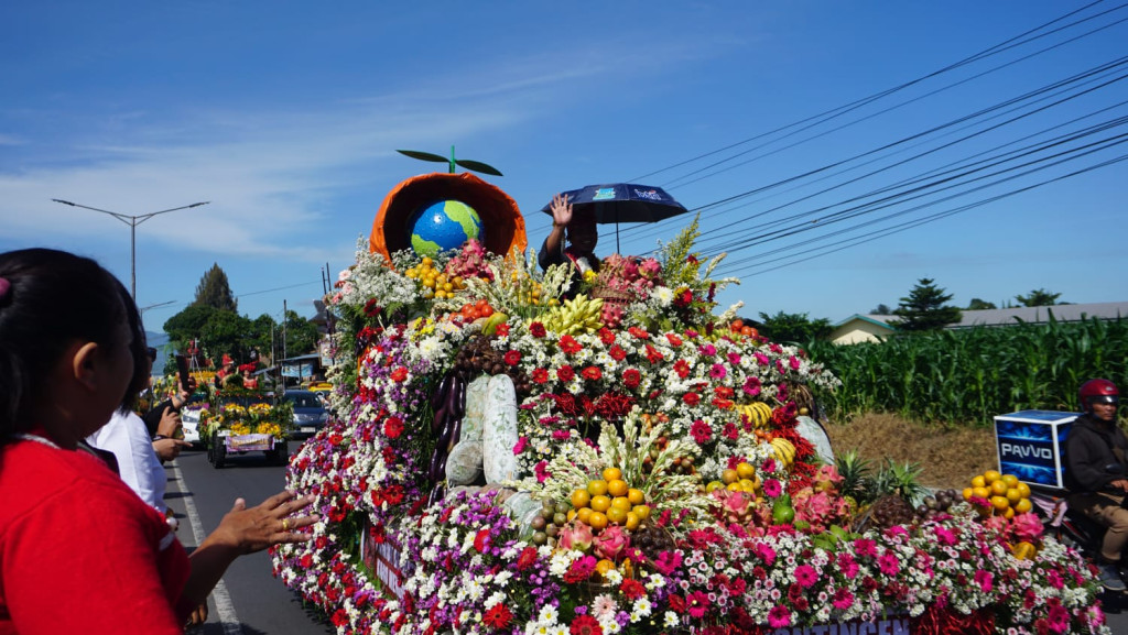 Resmi Dibuka,Bupati Karo Lepas Peserta Kontingen Mobil Hias Festival Bunga Buah