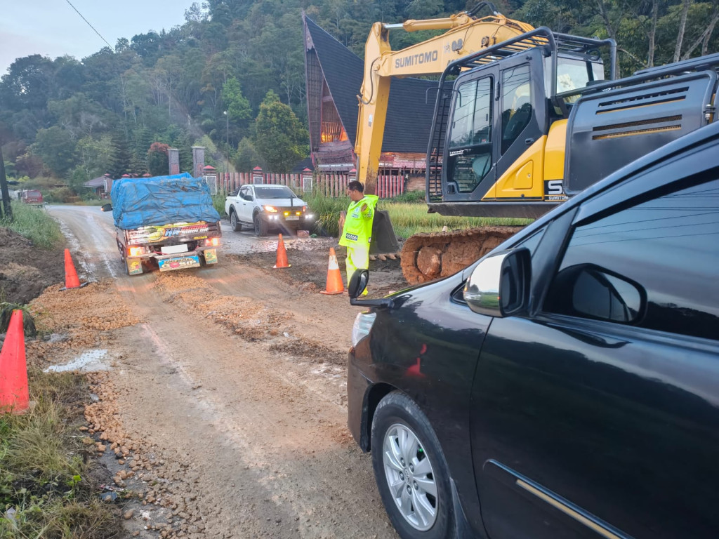 Respon Cepat Jalan Amblas di Lumban Julu, Polres Toba Kawal Perbaikan Hingga Tuntas