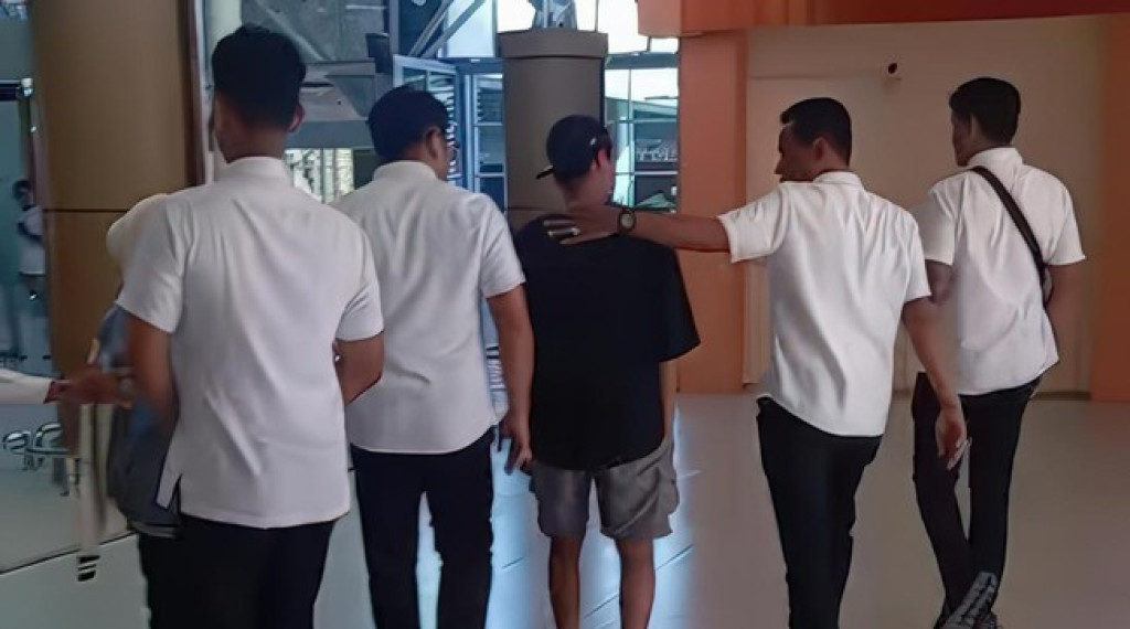 Saat Mau Terbang ke Podcast Densu, Santri Korban Bakar Lombok Dicegat Polisi