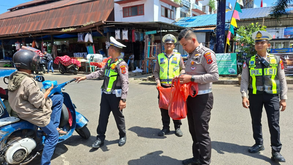 Satlantas Polres Padangsidimpuan Tebar Jumat Berkah, Pengendara Tertib Diganjar Makan Siang Gratis