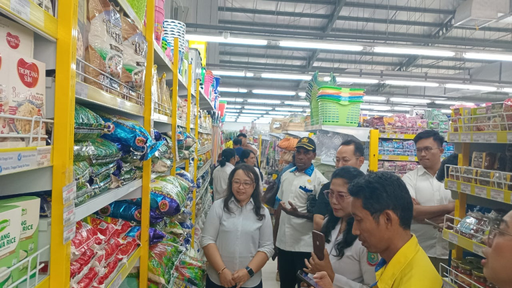 TPID Kota Sorong dan PBD Sidak Pasar, Pastikan Harga dan Pasokan Pokok Terkendali